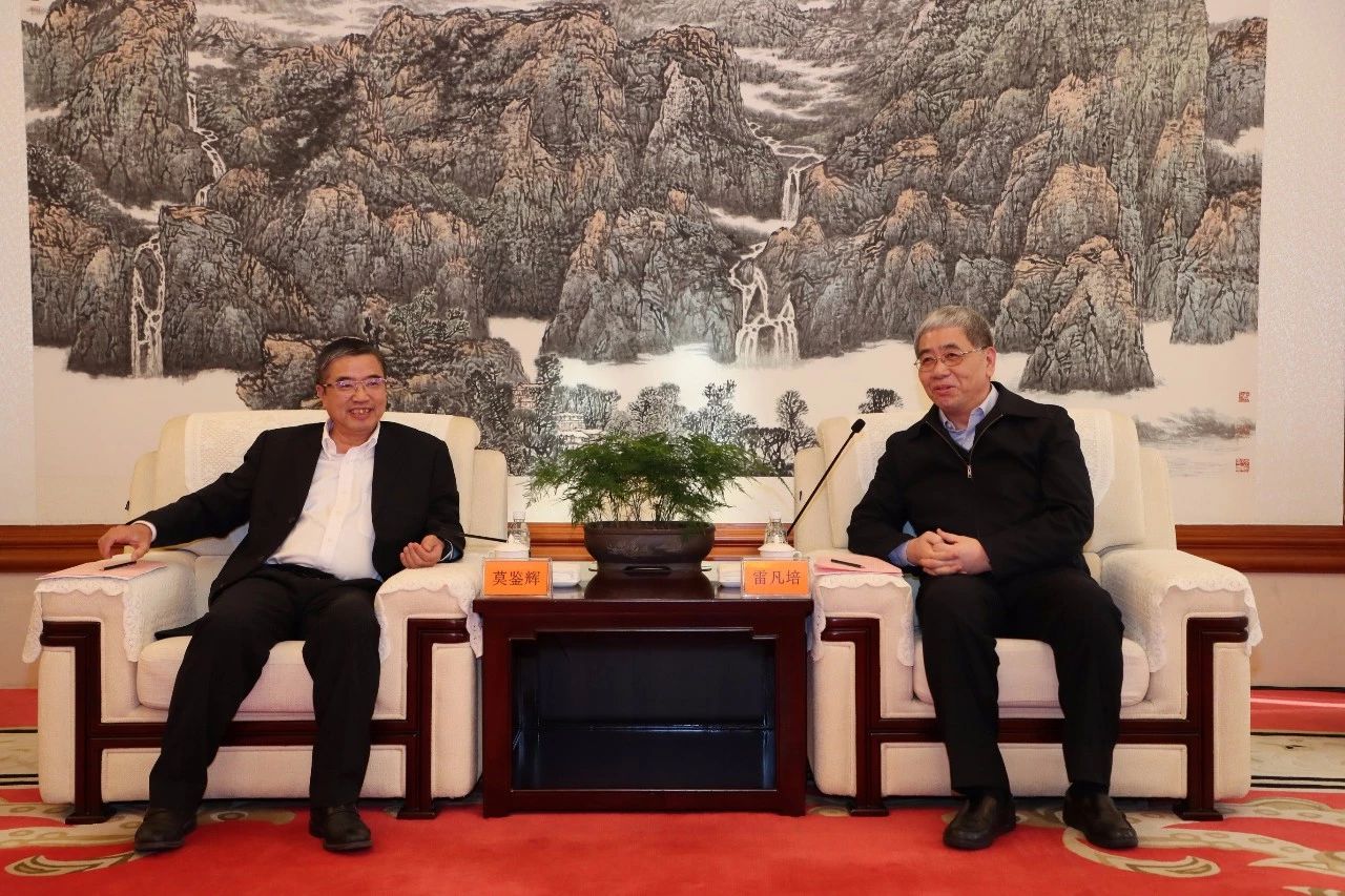 雷凡培會(huì)見中國(guó)船級(jí)社黨委副書記、總裁莫鑒輝一行