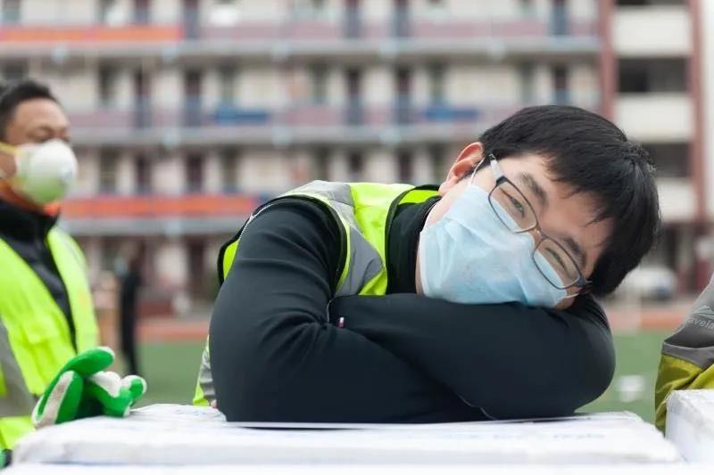 志愿者賈威：“累了，趴下歇會(huì)兒”