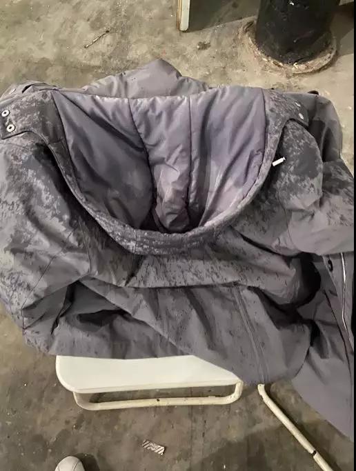 外衣被雨雪打濕，心里卻滿是干勁